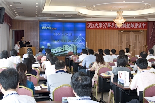 本校97學年度新聘教師座談會於上週舉行，讓新聘教師儘速了解淡江組織文化與管理模式、教務支援教學概況，俾利扮演教師角色並有效發揮專才；學校因新聘教師的加入參與整個教學、研究、服務與輔導，強化淡江團隊的力量。