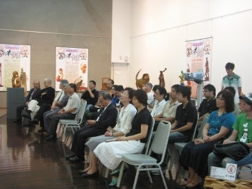 「2008當代木雕之美」即日起至10月30日止在文錙藝術中心展出，栩栩如生的作品驚艷全場。本校以木雕藝術作品深入校園，除讓通識藝術教育更加多元化外，也讓傳統技能延續下去。