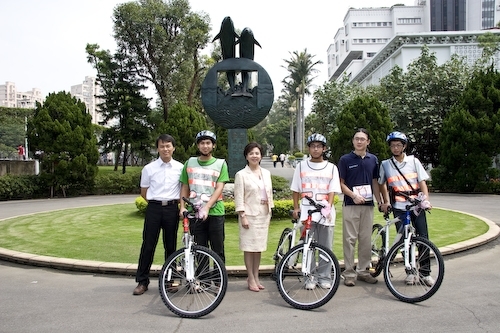 在國際無車日前夕，張校長家宜親自主持本校首創低碳夜巡車隊捐車儀式，接受建築系校友蔡治宇先生贈車，以響應世界趨勢的宣示性行動，並落實減少校園空氣污染，提高校園巡邏的機動性。