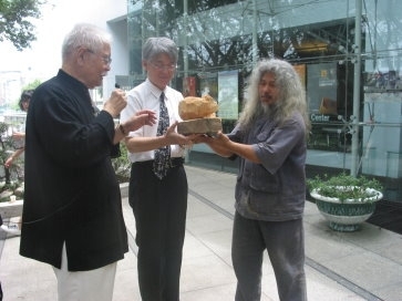 「2008當代木雕之美」即日起至10月30日止在文錙藝術中心展出，栩栩如生的作品驚艷全場。本校以木雕藝術作品深入校園，除讓通識藝術教育更加多元化外，也讓傳統技能延續下去。