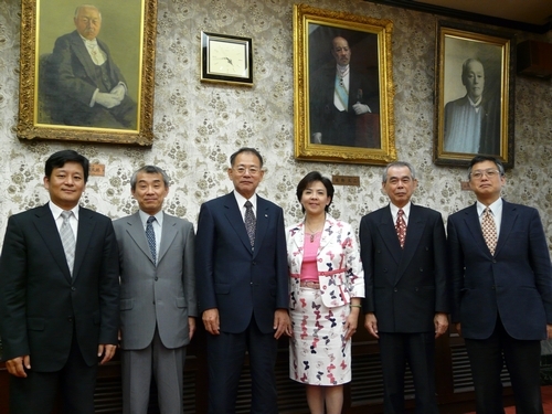 本校校長張家宜博士，9月11日率團拜訪日本國立九州大學，並於當日下午與該校校長Dr.Kajiyama Tisato簽定兩校締結姊妹校之協議書，九州大學成為本校第103個姊妹校，兩校將更積極進行學術交流，共同培育國際化之人才。