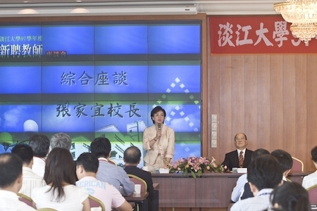 本校97學年度新聘教師座談會於上週舉行，讓新聘教師儘速了解淡江組織文化與管理模式、教務支援教學概況，俾利扮演教師角色並有效發揮專才；學校因新聘教師的加入參與整個教學、研究、服務與輔導，強化淡江團隊的力量。