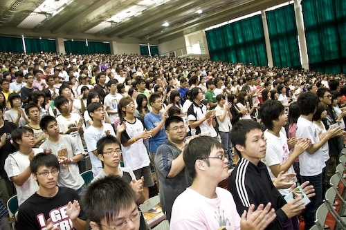 97學年度新生開學典禮暨入學講習在淡水校園舉行，新生登上克難坡開啟高等知識的寶藏。張校長家宜勉勵學生秉持校訓樸實剛毅的精神，認真學習，培養多方面的知識技能與道德品格，並擁有資訊化的能力、國際化的世界觀以及未來化的宏觀思維，以因應瞬息萬變的時代潮流，掌握成功的契機。