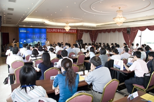 本校97學年度新聘教師座談會於上週舉行，讓新聘教師儘速了解淡江組織文化與管理模式、教務支援教學概況，俾利扮演教師角色並有效發揮專才；學校因新聘教師的加入參與整個教學、研究、服務與輔導，強化淡江團隊的力量。