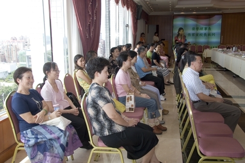 女教職員聯誼會為慶祝教師節，在覺生國際會議廳舉行「國際美食饗宴活動」，邀請張校長家宜與二位前任校長一起與同仁聯誼，在這個尊師的九月天，為無私奉獻的老師們獻上無限的祝福。