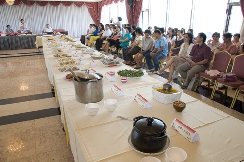女教職員聯誼會為慶祝教師節，在覺生國際會議廳舉行「國際美食饗宴活動」，邀請張校長家宜與二位前任校長一起與同仁聯誼，在這個尊師的九月天，為無私奉獻的老師們獻上無限的祝福。