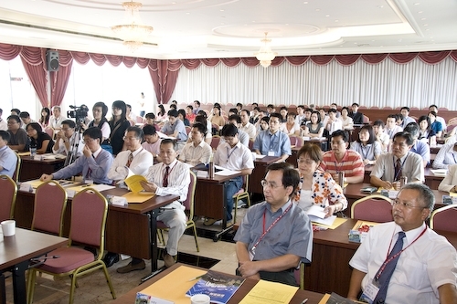 本校97學年度新聘教師座談會於上週舉行，讓新聘教師儘速了解淡江組織文化與管理模式、教務支援教學概況，俾利扮演教師角色並有效發揮專才；學校因新聘教師的加入參與整個教學、研究、服務與輔導，強化淡江團隊的力量。