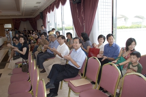 女教職員聯誼會為慶祝教師節，在覺生國際會議廳舉行「國際美食饗宴活動」，邀請張校長家宜與二位前任校長一起與同仁聯誼，在這個尊師的九月天，為無私奉獻的老師們獻上無限的祝福。