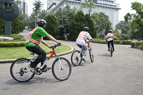 在國際無車日前夕，張校長家宜親自主持本校首創低碳夜巡車隊捐車儀式，接受建築系校友蔡治宇先生贈車，以響應世界趨勢的宣示性行動，並落實減少校園空氣污染，提高校園巡邏的機動性。