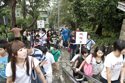 97學年度新生開學典禮暨入學講習在淡水校園舉行，新生登上克難坡開啟高等知識的寶藏。張校長家宜勉勵學生秉持校訓樸實剛毅的精神，認真學習，培養多方面的知識技能與道德品格，並擁有資訊化的能力、國際化的世界觀以及未來化的宏觀思維，以因應瞬息萬變的時代潮流，掌握成功的契機。