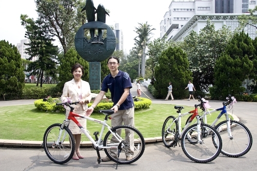 在國際無車日前夕，張校長家宜親自主持本校首創低碳夜巡車隊捐車儀式，接受建築系校友蔡治宇先生贈車，以響應世界趨勢的宣示性行動，並落實減少校園空氣污染，提高校園巡邏的機動性。
