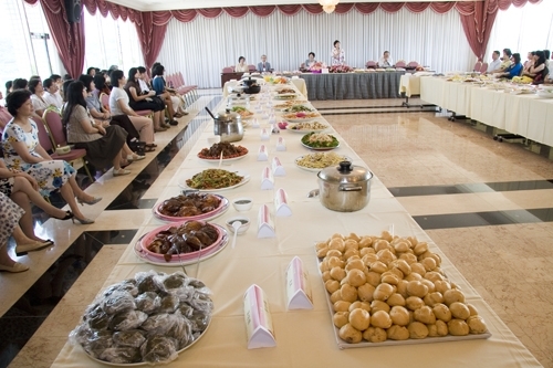 女教職員聯誼會為慶祝教師節，在覺生國際會議廳舉行「國際美食饗宴活動」，邀請張校長家宜與二位前任校長一起與同仁聯誼，在這個尊師的九月天，為無私奉獻的老師們獻上無限的祝福。