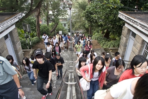 97學年度新生開學典禮暨入學講習在淡水校園舉行，新生登上克難坡開啟高等知識的寶藏。張校長家宜勉勵學生秉持校訓樸實剛毅的精神，認真學習，培養多方面的知識技能與道德品格，並擁有資訊化的能力、國際化的世界觀以及未來化的宏觀思維，以因應瞬息萬變的時代潮流，掌握成功的契機。