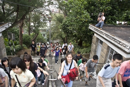 97學年度新生開學典禮暨入學講習在淡水校園舉行，新生登上克難坡開啟高等知識的寶藏。張校長家宜勉勵學生秉持校訓樸實剛毅的精神，認真學習，培養多方面的知識技能與道德品格，並擁有資訊化的能力、國際化的世界觀以及未來化的宏觀思維，以因應瞬息萬變的時代潮流，掌握成功的契機。