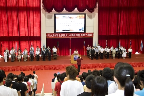 97學年度新生開學典禮暨入學講習在淡水校園舉行，新生登上克難坡開啟高等知識的寶藏。張校長家宜勉勵學生秉持校訓樸實剛毅的精神，認真學習，培養多方面的知識技能與道德品格，並擁有資訊化的能力、國際化的世界觀以及未來化的宏觀思維，以因應瞬息萬變的時代潮流，掌握成功的契機。