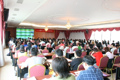 為使僑生入學後儘快適應校園環境，暸解在台生活相關事項，僑生輔導組在覺生國際會議廳，舉辦新僑生入學輔導講習會，張校長家宜親臨致詞，歡迎這些來自14個不同國家的164位新僑生早日融入淡江這個大家庭。