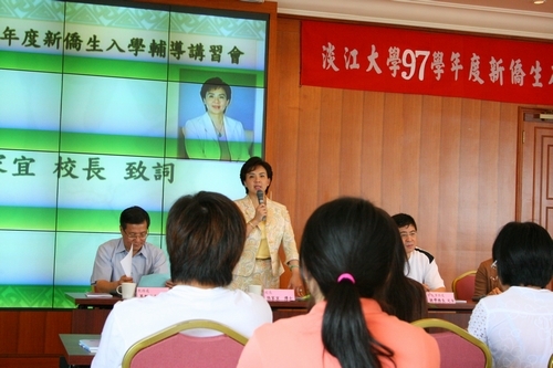 為使僑生入學後儘快適應校園環境，暸解在台生活相關事項，僑生輔導組在覺生國際會議廳，舉辦新僑生入學輔導講習會，張校長家宜親臨致詞，歡迎這些來自14個不同國家的164位新僑生早日融入淡江這個大家庭。