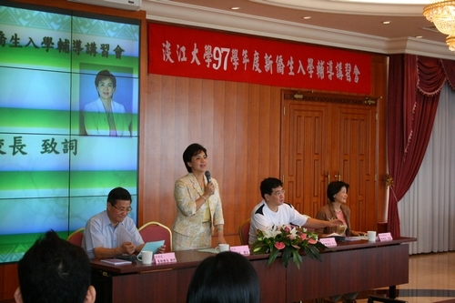 為使僑生入學後儘快適應校園環境，暸解在台生活相關事項，僑生輔導組在覺生國際會議廳，舉辦新僑生入學輔導講習會，張校長家宜親臨致詞，歡迎這些來自14個不同國家的164位新僑生早日融入淡江這個大家庭。