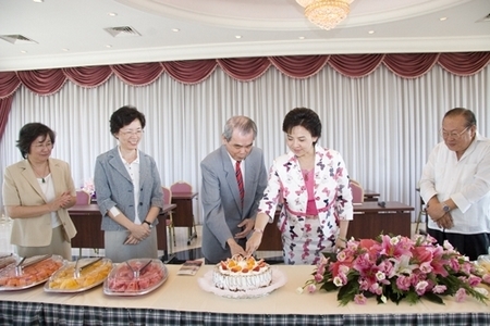 女教職員聯誼會為慶祝教師節，在覺生國際會議廳舉行「國際美食饗宴活動」，邀請張校長家宜與二位前任校長一起與同仁聯誼，在這個尊師的九月天，為無私奉獻的老師們獻上無限的祝福。