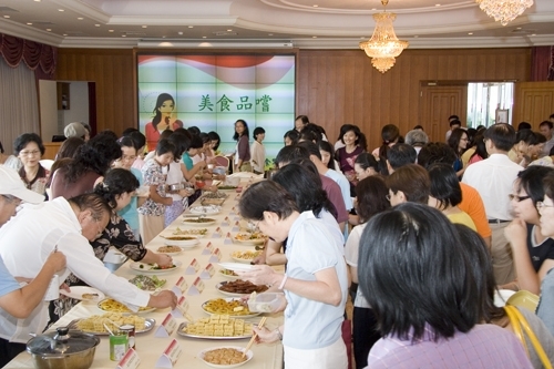 女教職員聯誼會為慶祝教師節，在覺生國際會議廳舉行「國際美食饗宴活動」，邀請張校長家宜與二位前任校長一起與同仁聯誼，在這個尊師的九月天，為無私奉獻的老師們獻上無限的祝福。