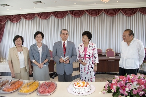 女教職員聯誼會為慶祝教師節，在覺生國際會議廳舉行「國際美食饗宴活動」，邀請張校長家宜與二位前任校長一起與同仁聯誼，在這個尊師的九月天，為無私奉獻的老師們獻上無限的祝福。