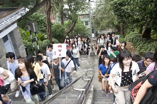 97學年度新生開學典禮暨入學講習在淡水校園舉行，新生登上克難坡開啟高等知識的寶藏。張校長家宜勉勵學生秉持校訓樸實剛毅的精神，認真學習，培養多方面的知識技能與道德品格，並擁有資訊化的能力、國際化的世界觀以及未來化的宏觀思維，以因應瞬息萬變的時代潮流，掌握成功的契機。