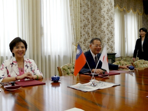 本校校長張家宜博士，9月11日率團拜訪日本國立九州大學，並於當日下午與該校校長Dr.Kajiyama Tisato簽定兩校締結姊妹校之協議書，九州大學成為本校第103個姊妹校，兩校將更積極進行學術交流，共同培育國際化之人才。