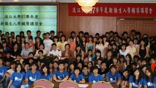 為使僑生入學後儘快適應校園環境，暸解在台生活相關事項，僑生輔導組在覺生國際會議廳，舉辦新僑生入學輔導講習會，張校長家宜親臨致詞，歡迎這些來自14個不同國家的164位新僑生早日融入淡江這個大家庭。