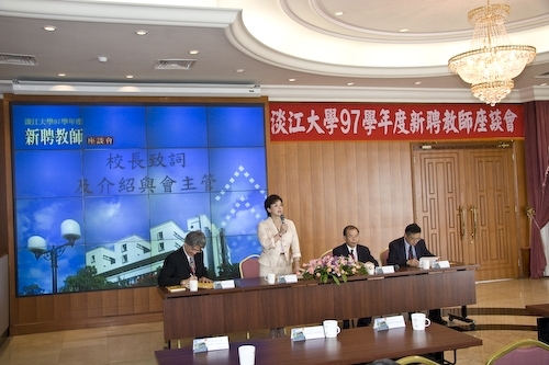 本校97學年度新聘教師座談會於上週舉行，讓新聘教師儘速了解淡江組織文化與管理模式、教務支援教學概況，俾利扮演教師角色並有效發揮專才；學校因新聘教師的加入參與整個教學、研究、服務與輔導，強化淡江團隊的力量。