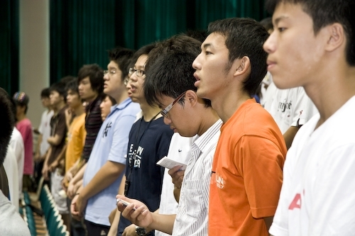 97學年度新生開學典禮暨入學講習在淡水校園舉行，新生登上克難坡開啟高等知識的寶藏。張校長家宜勉勵學生秉持校訓樸實剛毅的精神，認真學習，培養多方面的知識技能與道德品格，並擁有資訊化的能力、國際化的世界觀以及未來化的宏觀思維，以因應瞬息萬變的時代潮流，掌握成功的契機。