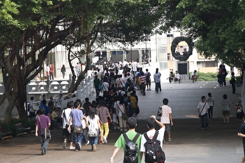 97學年度新生開學典禮暨入學講習在淡水校園舉行，新生登上克難坡開啟高等知識的寶藏。張校長家宜勉勵學生秉持校訓樸實剛毅的精神，認真學習，培養多方面的知識技能與道德品格，並擁有資訊化的能力、國際化的世界觀以及未來化的宏觀思維，以因應瞬息萬變的時代潮流，掌握成功的契機。