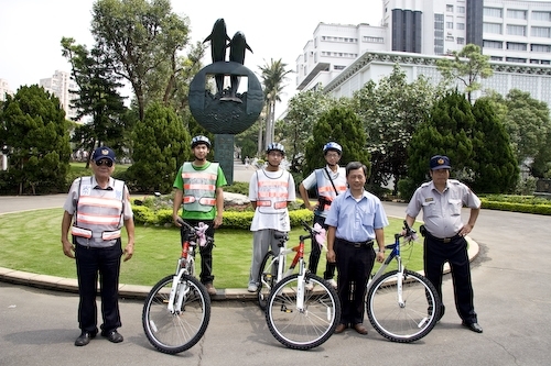在國際無車日前夕，張校長家宜親自主持本校首創低碳夜巡車隊捐車儀式，接受建築系校友蔡治宇先生贈車，以響應世界趨勢的宣示性行動，並落實減少校園空氣污染，提高校園巡邏的機動性。