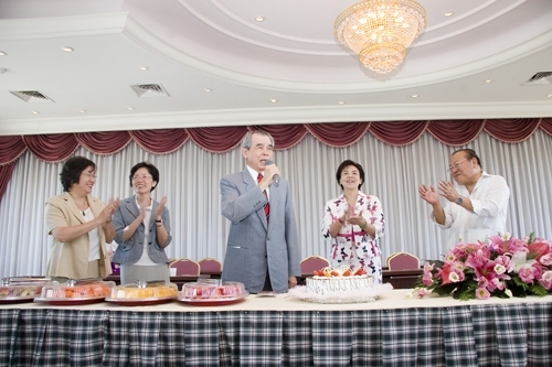 女教職員聯誼會為慶祝教師節，在覺生國際會議廳舉行「國際美食饗宴活動」，邀請張校長家宜與二位前任校長一起與同仁聯誼，在這個尊師的九月天，為無私奉獻的老師們獻上無限的祝福。