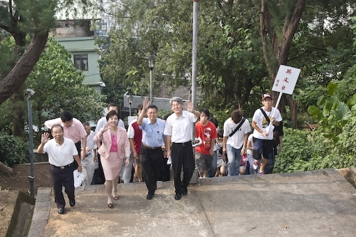 97學年度新生開學典禮暨入學講習在淡水校園舉行，新生登上克難坡開啟高等知識的寶藏。張校長家宜勉勵學生秉持校訓樸實剛毅的精神，認真學習，培養多方面的知識技能與道德品格，並擁有資訊化的能力、國際化的世界觀以及未來化的宏觀思維，以因應瞬息萬變的時代潮流，掌握成功的契機。