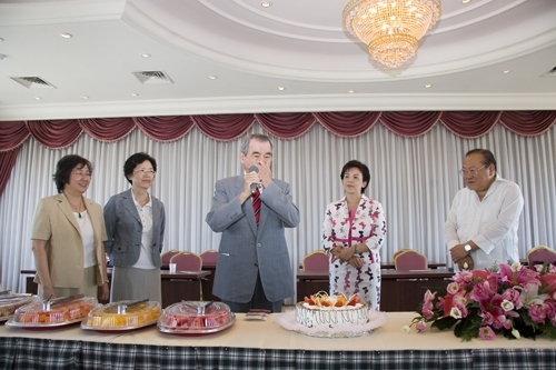 女教職員聯誼會為慶祝教師節，在覺生國際會議廳舉行「國際美食饗宴活動」，邀請張校長家宜與二位前任校長一起與同仁聯誼，在這個尊師的九月天，為無私奉獻的老師們獻上無限的祝福。