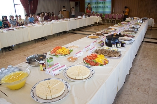 女教職員聯誼會為慶祝教師節，在覺生國際會議廳舉行「國際美食饗宴活動」，邀請張校長家宜與二位前任校長一起與同仁聯誼，在這個尊師的九月天，為無私奉獻的老師們獻上無限的祝福。