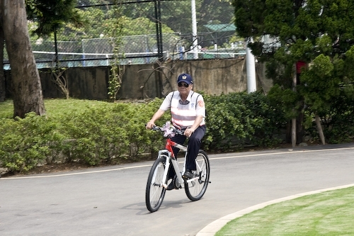 在國際無車日前夕，張校長家宜親自主持本校首創低碳夜巡車隊捐車儀式，接受建築系校友蔡治宇先生贈車，以響應世界趨勢的宣示性行動，並落實減少校園空氣污染，提高校園巡邏的機動性。