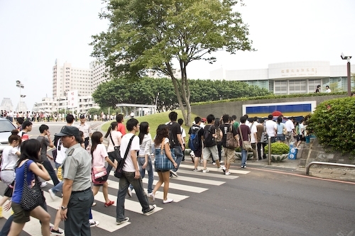 97學年度新生開學典禮暨入學講習在淡水校園舉行，新生登上克難坡開啟高等知識的寶藏。張校長家宜勉勵學生秉持校訓樸實剛毅的精神，認真學習，培養多方面的知識技能與道德品格，並擁有資訊化的能力、國際化的世界觀以及未來化的宏觀思維，以因應瞬息萬變的時代潮流，掌握成功的契機。