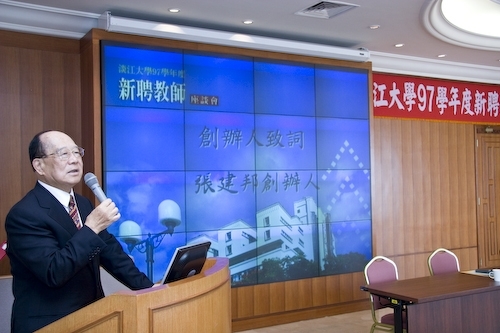 本校97學年度新聘教師座談會於上週舉行，讓新聘教師儘速了解淡江組織文化與管理模式、教務支援教學概況，俾利扮演教師角色並有效發揮專才；學校因新聘教師的加入參與整個教學、研究、服務與輔導，強化淡江團隊的力量。