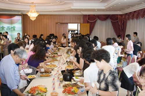 女教職員聯誼會為慶祝教師節，在覺生國際會議廳舉行「國際美食饗宴活動」，邀請張校長家宜與二位前任校長一起與同仁聯誼，在這個尊師的九月天，為無私奉獻的老師們獻上無限的祝福。