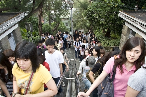 97學年度新生開學典禮暨入學講習在淡水校園舉行，新生登上克難坡開啟高等知識的寶藏。張校長家宜勉勵學生秉持校訓樸實剛毅的精神，認真學習，培養多方面的知識技能與道德品格，並擁有資訊化的能力、國際化的世界觀以及未來化的宏觀思維，以因應瞬息萬變的時代潮流，掌握成功的契機。