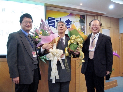 第1位以中研院院士身分延聘至本校服務之產業經濟學系講座教授麥朝成，日前榮獲台灣經濟學會頒發「經濟學傑出貢獻獎」，表彰其對區域經濟、國際貿易領域及政策建言的卓著貢獻。