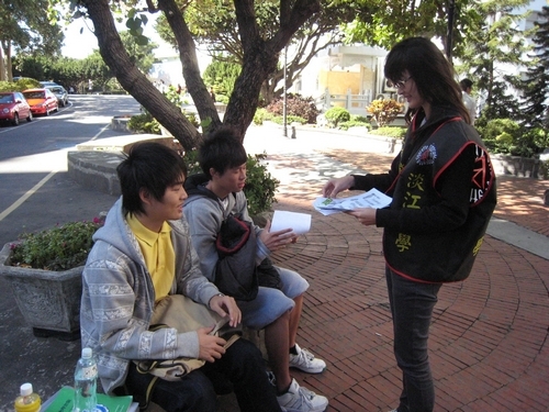 由春暉社、西語系及俄文系同學在工館大樓前、福園廣場前、圖書館側門等地區，以活潑生動話劇表演、呼喊口號、遊行校園等方式宣傳菸害防制相關規定，呼籲全校教職員工生共同維護校園潔淨環境，避免二手菸害。