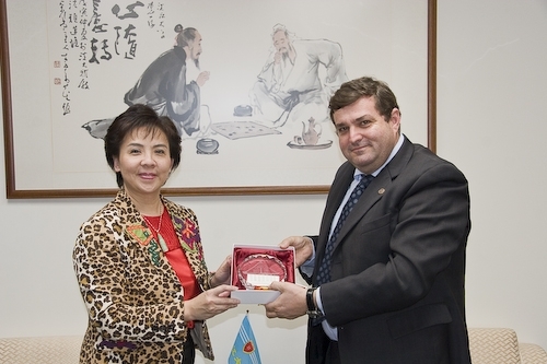 西班牙Huelva大學校長Dr. Francisco Jose Matinez Lopez及亞洲文化中心主任Dr. Grace Mun Man Shum蒞校訪問，研議兩校學術合作交流事宜。