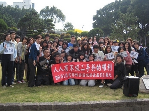 由春暉社、西語系及俄文系同學在工館大樓前、福園廣場前、圖書館側門等地區，以活潑生動話劇表演、呼喊口號、遊行校園等方式宣傳菸害防制相關規定，呼籲全校教職員工生共同維護校園潔淨環境，避免二手菸害。