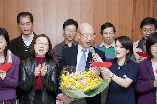 張校長家宜主持97學年度第1學期榮退同仁歡送茶會，感謝同仁們將多年青春奉獻給淡江，並希望他們把淡江當成永遠的家，時常回校敘舊，會場散放濃濃人情味。