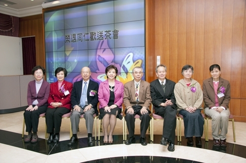 張校長家宜主持97學年度第1學期榮退同仁歡送茶會，感謝同仁們將多年青春奉獻給淡江，並希望他們把淡江當成永遠的家，時常回校敘舊，會場散放濃濃人情味。