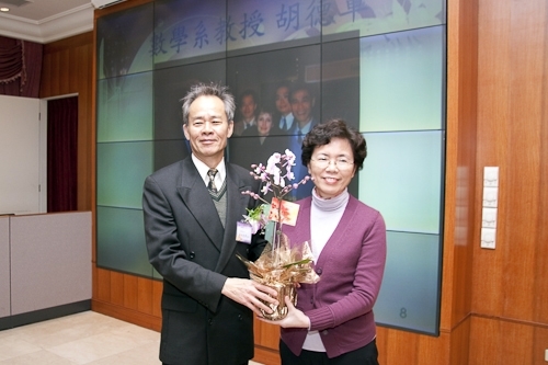 張校長家宜主持97學年度第1學期榮退同仁歡送茶會，感謝同仁們將多年青春奉獻給淡江，並希望他們把淡江當成永遠的家，時常回校敘舊，會場散放濃濃人情味。