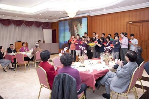 張校長家宜主持97學年度第1學期榮退同仁歡送茶會，感謝同仁們將多年青春奉獻給淡江，並希望他們把淡江當成永遠的家，時常回校敘舊，會場散放濃濃人情味。