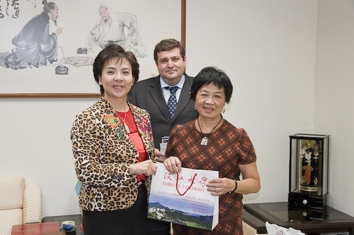 西班牙Huelva大學校長Dr. Francisco Jose Matinez Lopez及亞洲文化中心主任Dr. Grace Mun Man Shum蒞校訪問，研議兩校學術合作交流事宜。